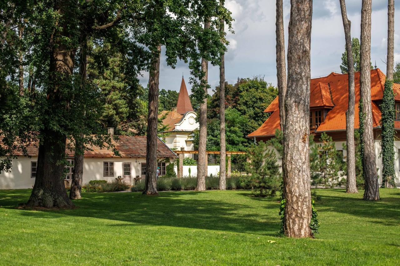Готель Botanica Danszentmiklos Екстер'єр фото